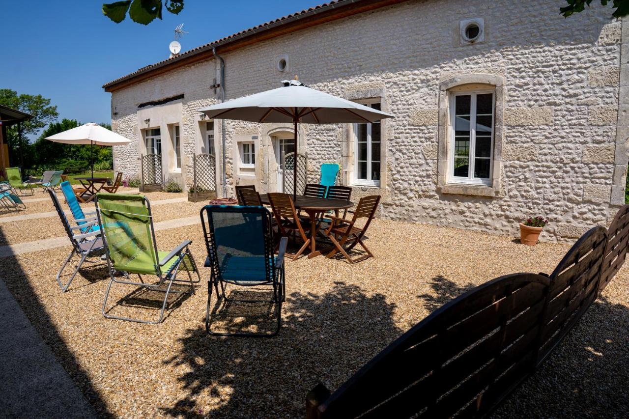 Les Gîtes du Vigneron et Cd'h Saint-Seurin-de-Palenne Extérieur photo