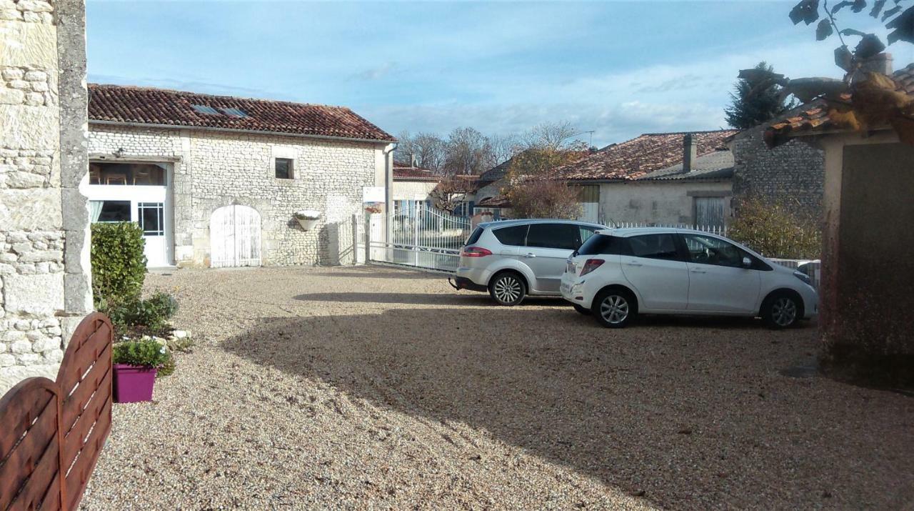Les Gîtes du Vigneron et Cd'h Saint-Seurin-de-Palenne Extérieur photo